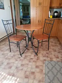 Table bistro et chaises.