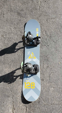 FORUM 128cm Snowboard with Firefly Bindings New condition