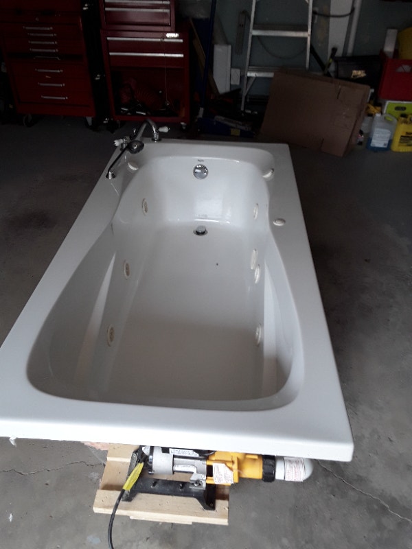 Whirlpool tub White Plumbing, Sinks, Toilets & Showers Ottawa