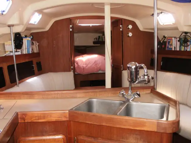 1990 Hunter Legend 35.5 Sailboat in Sailboats in Owen Sound - Image 9