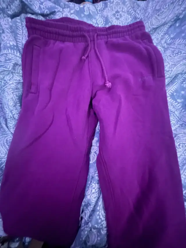 Roots Purple Sweatpants Size 4 in Women's - Bottoms in City of Toronto - Image 2