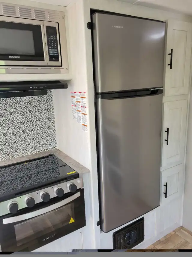 camper. trailer in Travel Trailers & Campers in Kingston - Image 4