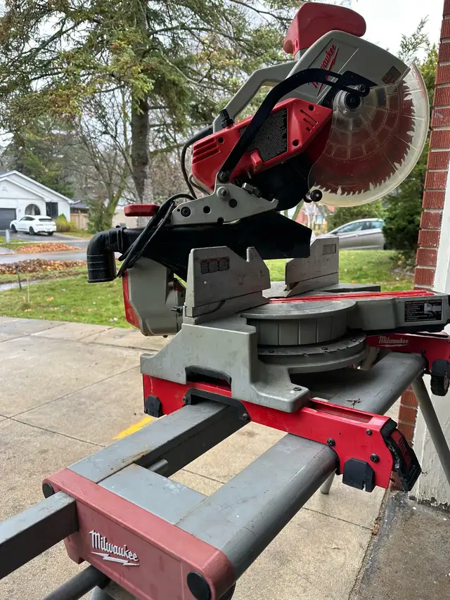 Milwaukee sliding miter saw 12” and stand in Power Tools in Mississauga / Peel Region - Image 5
