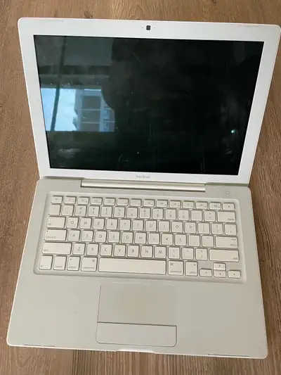 Apple Mac laptop 2007 Please Read.!, View more