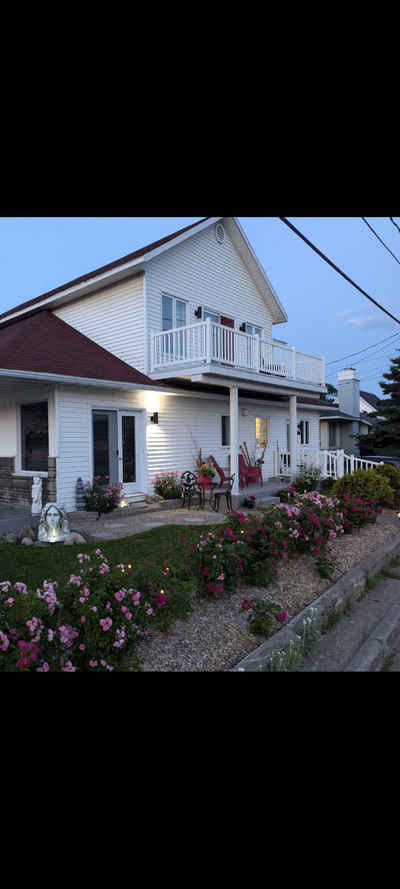 Superbe grand 5 1/2 tout meublé très lumineux et spacieux, au 2 iè étage d'un duplex, près de tous l...