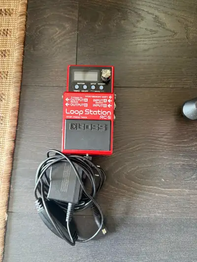 Comes with Boss plug. Usually doesn’t come with it brand new. Purchased for 50$ seperately