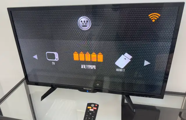 Westinghouse 32” HD Smart TV in Excellent Condition  in TVs in Gatineau - Image 5