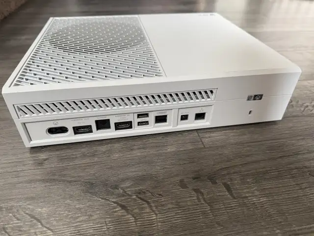 Xbox One Quantum Break Edition (Complete in Box)64335578544385122