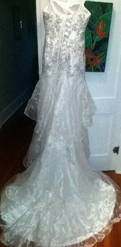 Beaded Wedding dress size 4-6 never worn in Wedding in Saskatoon - Image 2