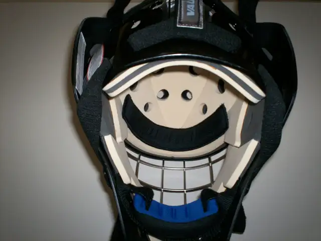 Masque Neuf de Gardien VAUGHN 7500 Goalie Mask Medium-    large. in Hockey in West Island - Image 4