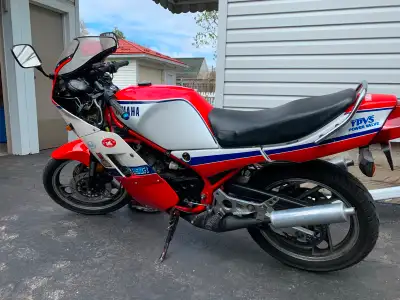 1985 Yamaha RZ350R, in excellent conditon. Has some new components, R6 retrofit shock, braided lines...