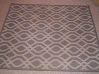 Geometric patterned indoor/outdoor rug