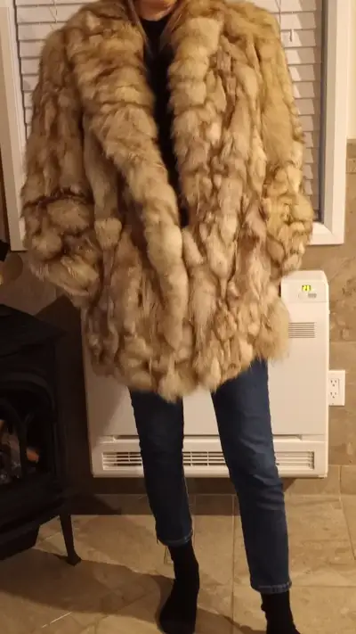 Manteau de fourrure de renard de couleur gris-beige en excellente condition. Très bonne qualité de f...