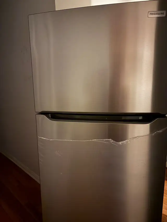 Frigidaire Refrigerator top freezer in Refrigerators in Oakville / Halton Region - Image 5