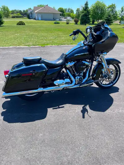 SHOWROOM condition Harley-Davidson RoadGlide FLTRX 107 Milwaukee 8 Screaming Eagle STAGE 2 done by H...