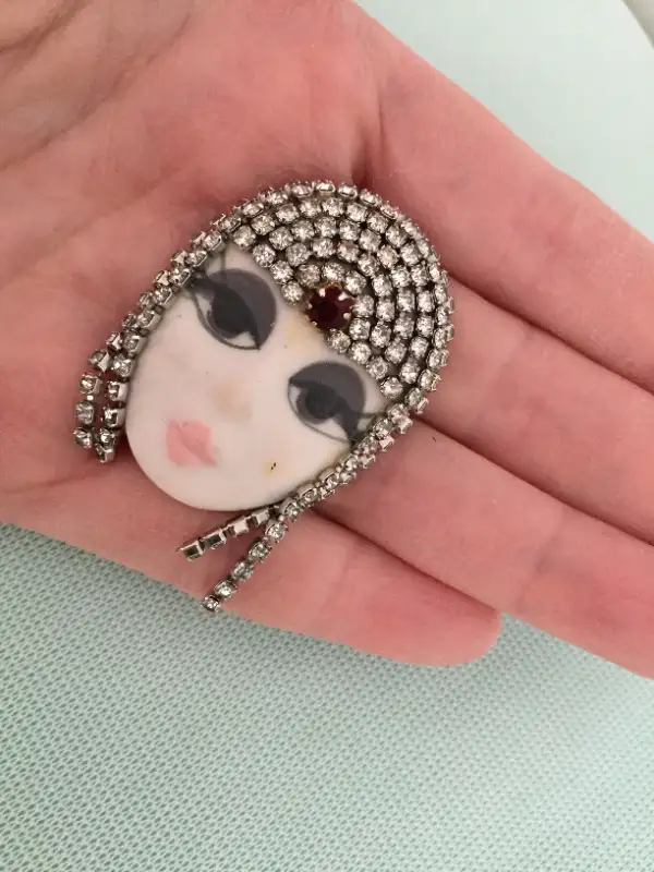 Vintage 80s Ceramic Rhinestone Mardi Gras Face Mask Pin Brooch in Jewellery & Watches in City of Toronto - Image 5