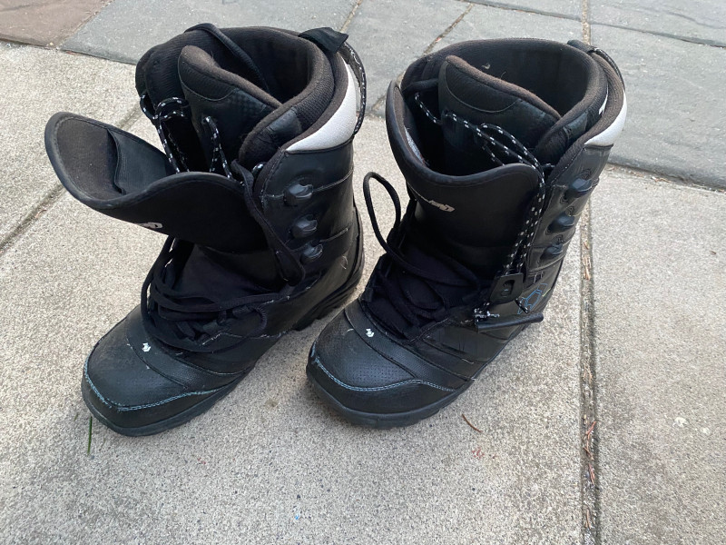 Youth snowboard boots, size 8 | Snowboard | Calgary | Kijiji