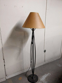 2 Lampes métal sur pied et table de chevet