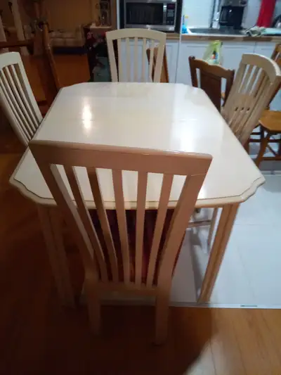 table de cuisine a vendre avec 4 chaises avec rallonge pour faire 6 places je demande 150$