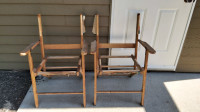 2 chaises pliantes en bois: 10$ pour les 2