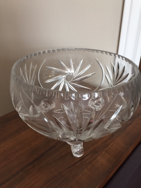 New Pinwheel Crystal Serving Bowl- 9" Wide in Kitchen & Dining Wares in Oshawa / Durham Region - Image 2