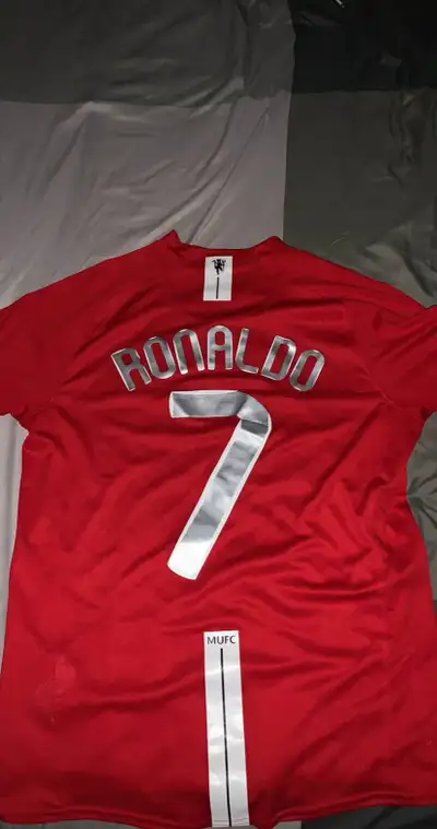 Show your support for the Red Devils with this iconic Cristiano Ronaldo Manchester United jersey! Th...