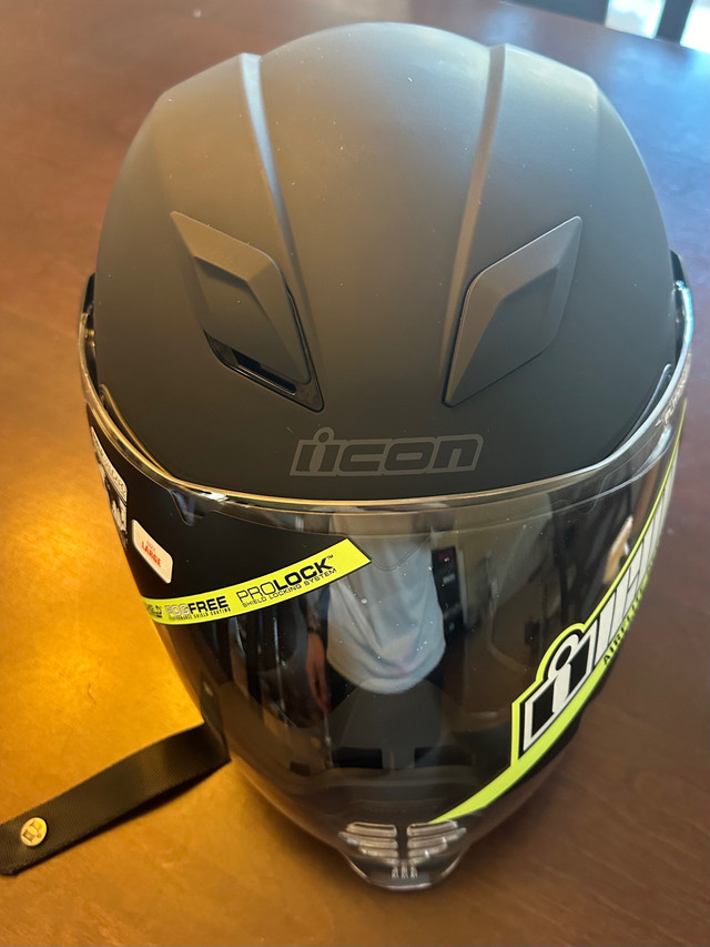Icon AirFlite helmet  dans Pièces et accessoires pour motos  à Fredericton - Image 2