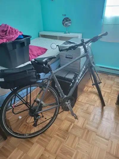 Trek fx 7.4 vient avec 2 pneus continental 700 x 35 equiper avec un rack arriere et un sac amovible...