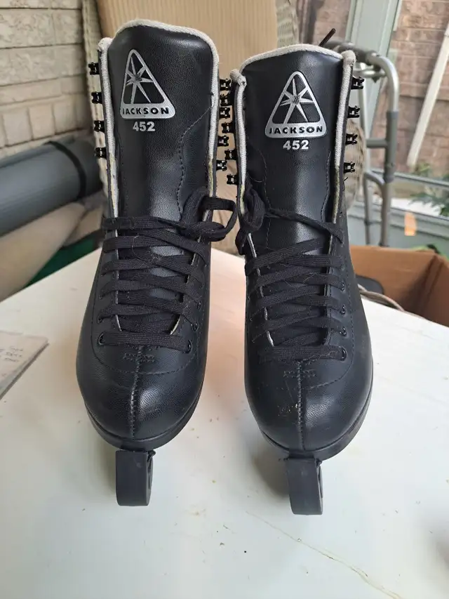 Youth ice skating size # 5 in Skates & Blades in Mississauga / Peel Region - Image 2