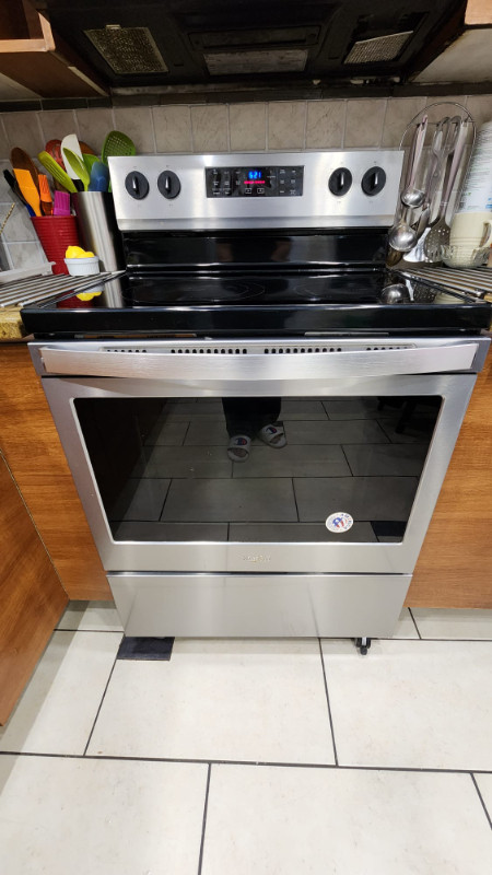 Whirlpool stove for sale dans Cuisinières, fours et fourneaux  à Laval/Rive Nord