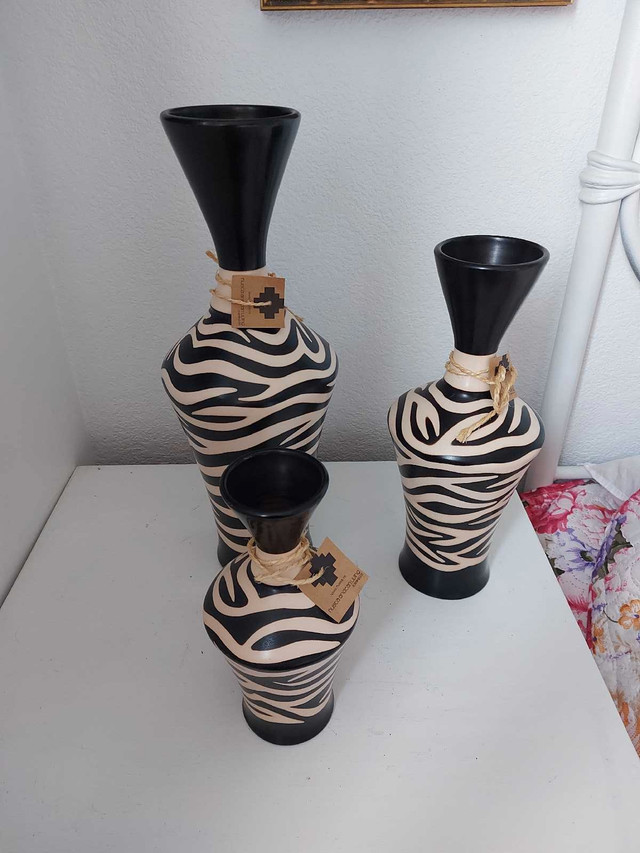 Black and white vases  in Home Décor & Accents in Calgary - Image 2