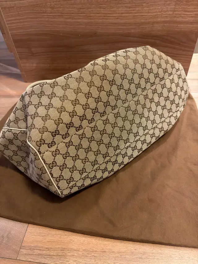 9.9/10 Gucci Classic Maxi Shopping bag in Women's - Bags & Wallets in Markham / York Region - Image 4