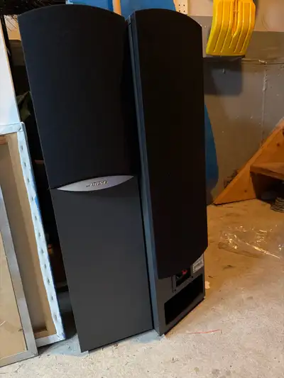 Pair of Bose 601 Series IV floor-standing speakers in very good condition. Famous for powerful room-...