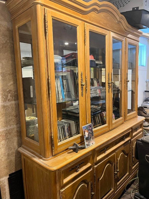 Dining room set with Buffet and Hutch Mobilier de salle à manger et