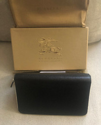 Brand New Burberry Two-Tone Leather Authentic Zip around Unisex