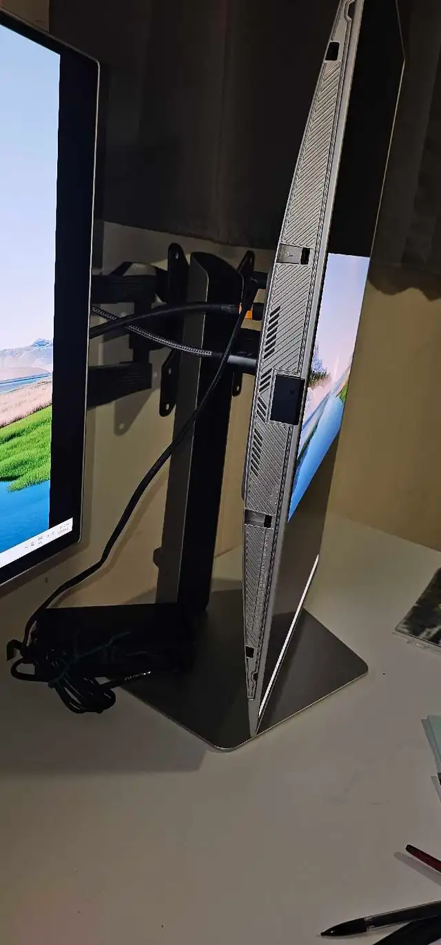Samsung Odyssey OLED G6 27-inch monitor in Monitors in Ottawa - Image 6