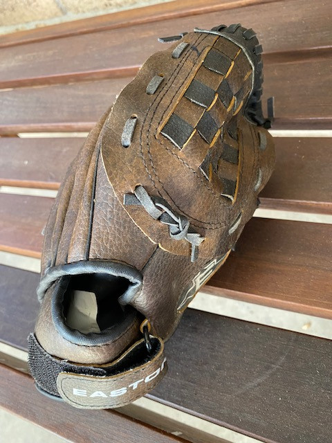 EASTON Baseball Glove in Baseball & Softball in Oakville / Halton Region - Image 2