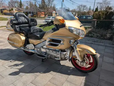 Vintage Honda Goldwing in a nice Gold colour. Very well kept, just put new tires on it, nice red rim...