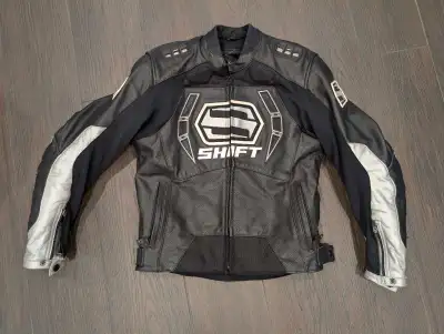 This is a SHIFT Street Fighter motorcycle jacket in mens size M with padded armor along the back and...