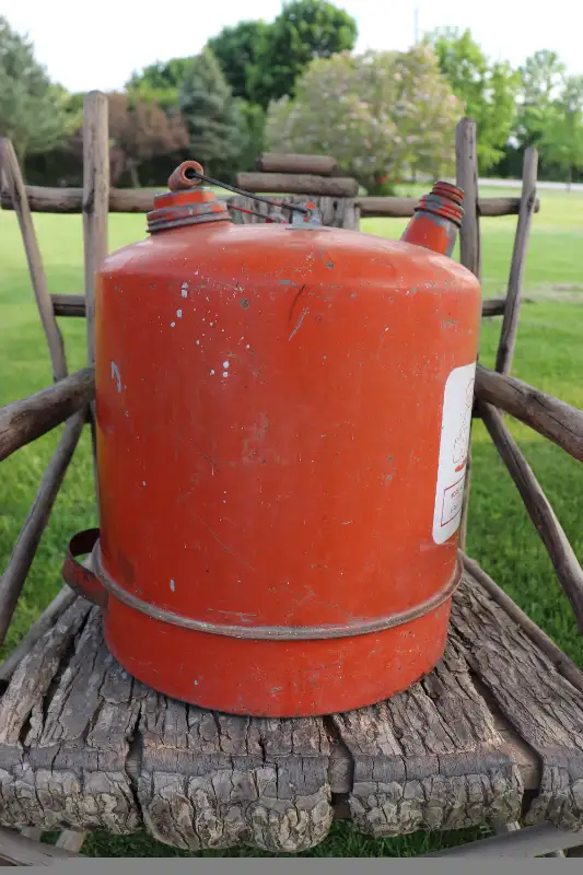 Vintage Eagle Boat Boy Gas Can in Arts & Collectibles in London - Image 8