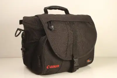Missing the shoulder strap. In used condition and not mint. Has signs of usage-please see pictures....