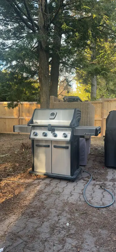 Really great barbeque great brand. Only used for two seasons just needs a good clean. Would keep exc...