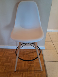 Bar counter stool chair, white w. wooden legs.