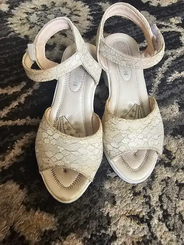 Young girl sandals in Women's - Shoes in Calgary - Image 3