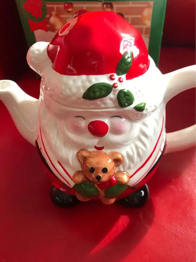 Christmas tea pot in Holiday, Event & Seasonal in Hamilton - Image 8