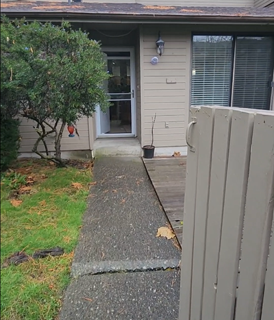 2BR/1TB Bungalow-type (no one above you) townhouse, big front yard, granite counter tops, new washer...