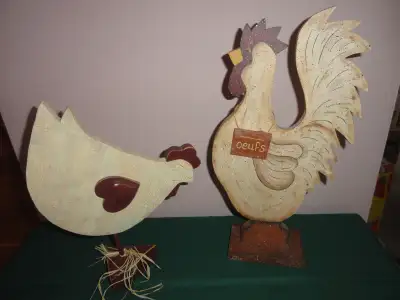 Pièces signées. Peintes à la main. Le coq mesure 18 pouces et la poule 15 pouce. Très bon état. 35$...