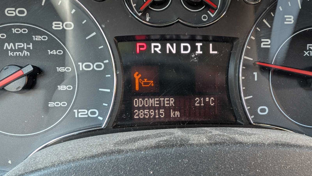 2008 Pontiac Torrent AWD in Cars & Trucks in Calgary - Image 4
