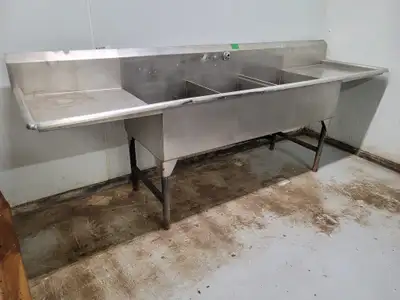Quality construction. Heavy-duty commercial-grade 3-compartment sink Integrated dual drainboards (le...