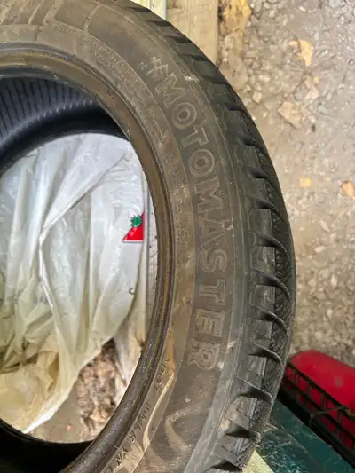 Pneus d’hiver 215/50R17 – Excellent état Je vends mes pneus d’hiver de dimension 215/50R17, en excel...